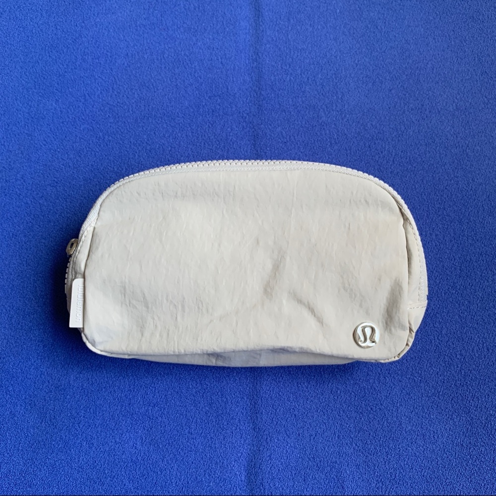 Lululemon Everywhere Belt Bag 1L White Opal NWT Metal Logo Extended Strap